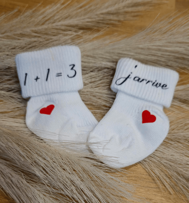 Chaussettes d'annonce de grossesse pour bébé  thème j'arrive en 2026
