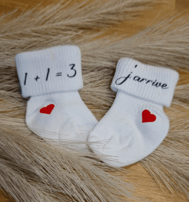 Chaussettes d&#039;annonce de grossesse pour bébé  thème j&#039;arrive en 2026